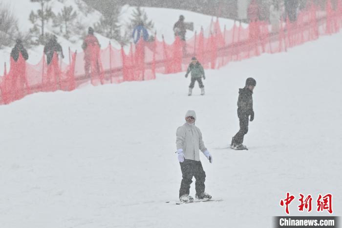 云南迪慶：雪域高原冰雪經(jīng)濟(jì)持續(xù)火熱