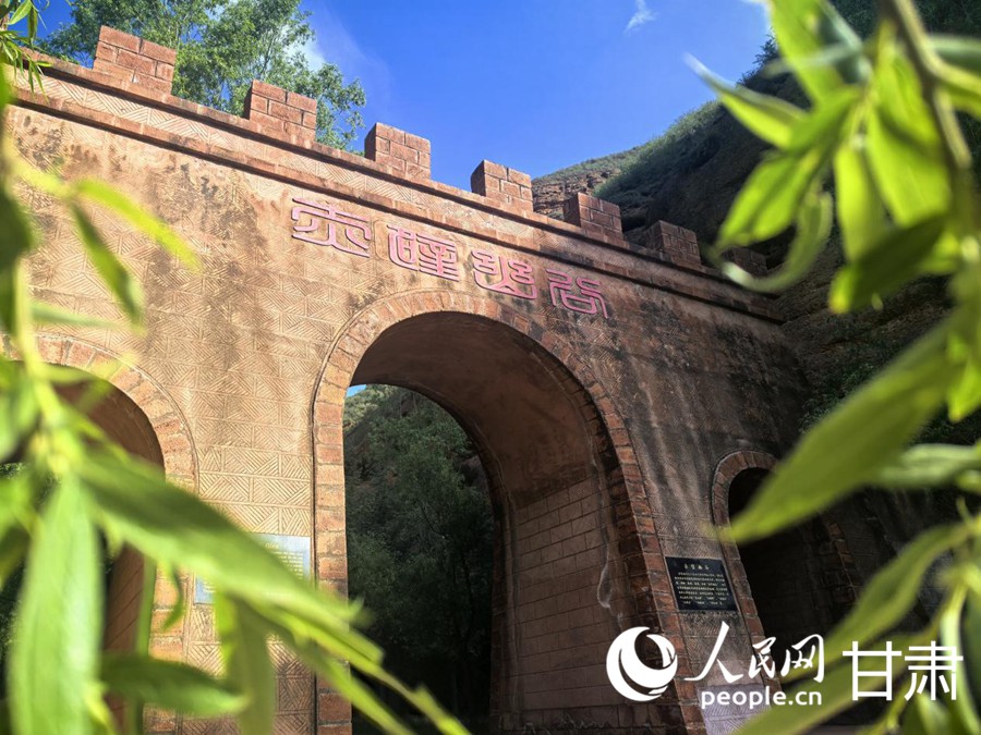 冶力關(guān)鎮(zhèn)嘆為觀止的丹霞地貌——赤壁幽谷。人民網(wǎng)記者 周婉婷攝