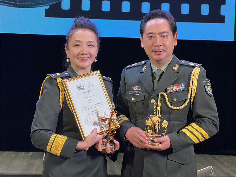 導演劉勁（右）與同事合影。阿壩州新聞傳媒中心供圖