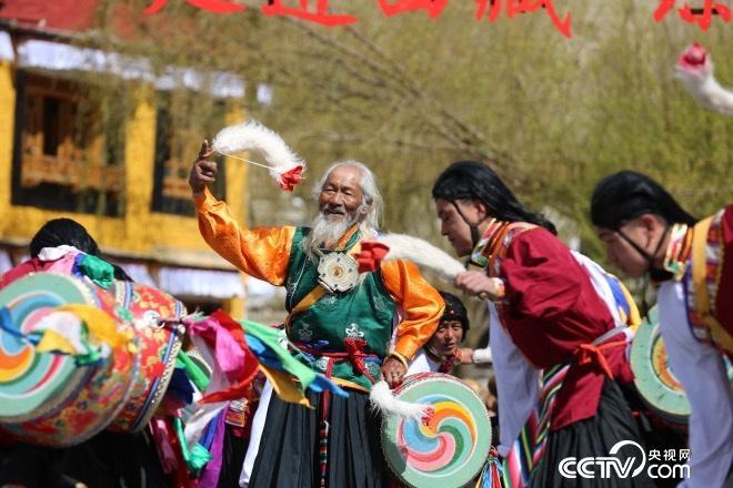 這里的人們，跳著從高原上長(zhǎng)出來(lái)的久河卓舞，舞動(dòng)人生，一代又一代。