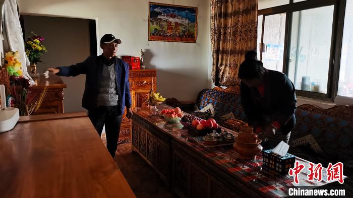 圖為群培和妻子在新家的客廳里?！垈?攝