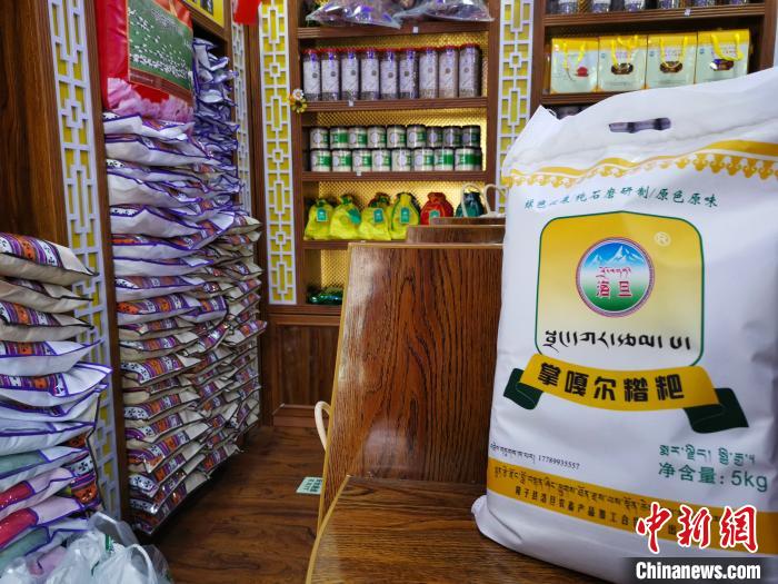 圖為洛桑旦增為自家青稞產(chǎn)品設(shè)計的商標(biāo)與特色包裝?！垈?攝