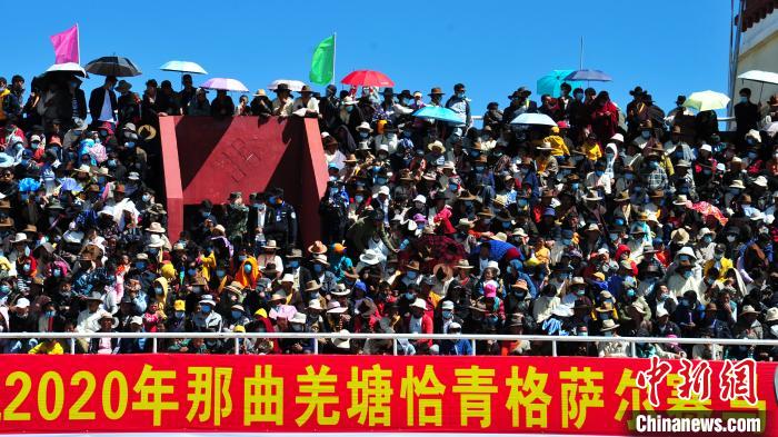 圖為當(dāng)日的比賽吸引了眾多觀眾?！垈?攝