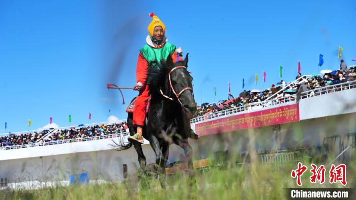 圖為少年騎手在比賽中?！垈?攝