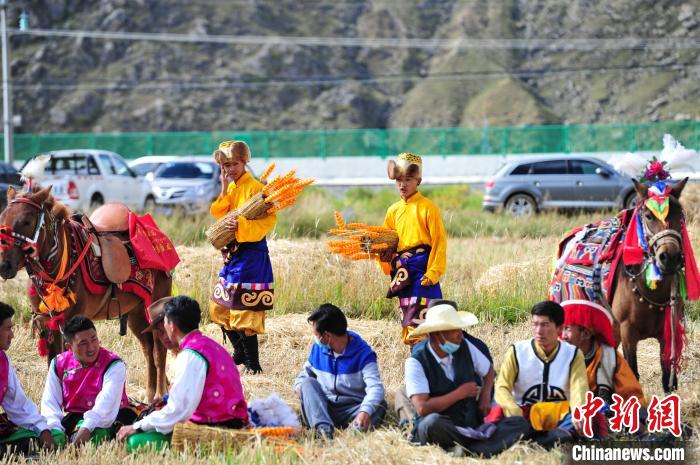 圖為等待登場(chǎng)的農(nóng)牧民演員?！垈?攝