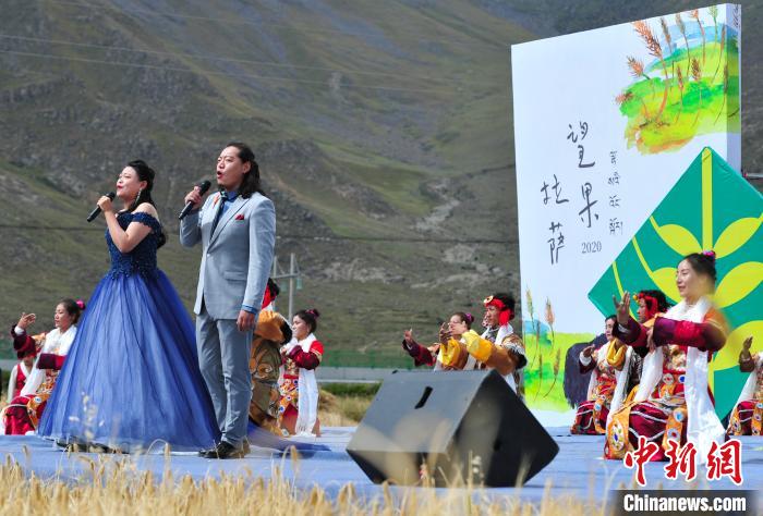 圖為當(dāng)日的文藝表演。　張偉 攝