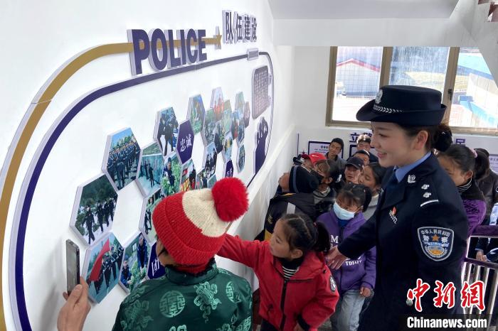 山南邊境管理支隊(duì)勒布邊境派出所舉行警營(yíng)開(kāi)放日活動(dòng)，邀請(qǐng)駐地民眾進(jìn)警營(yíng)，了解民警工作生活?！∏f冀 攝