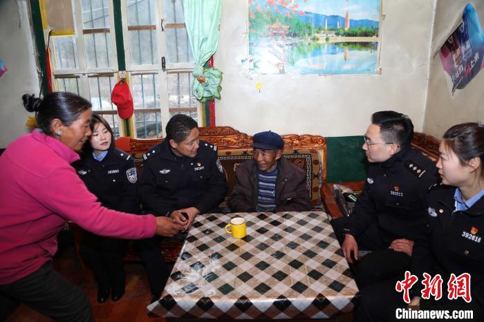 亞?wèn)|出入境邊防檢查站民警走訪慰問(wèn)轄區(qū)困難群眾?！堄陱?qiáng) 攝