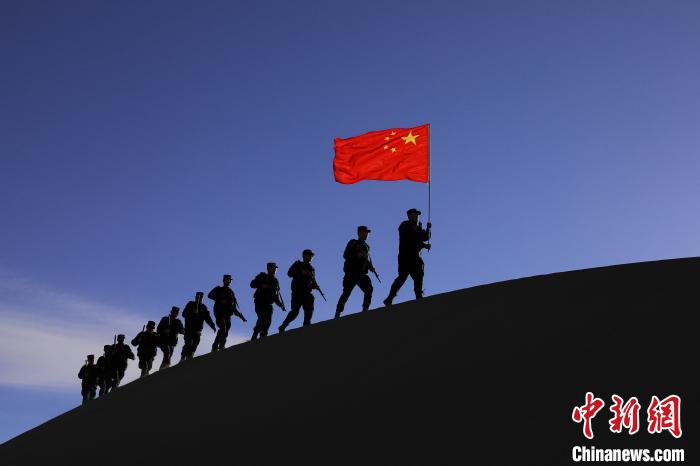 日喀則邊境管理支隊(duì)幾腳橋邊境檢查站民警在轄區(qū)開(kāi)展巡邏工作。　龍小鳳 攝