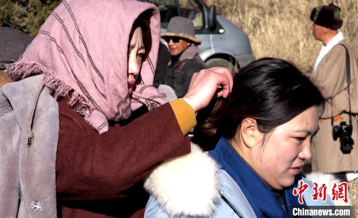 圖為1月13日，電影《雪域青春》群眾演員做拍攝準(zhǔn)備。　貢桑拉姆 攝