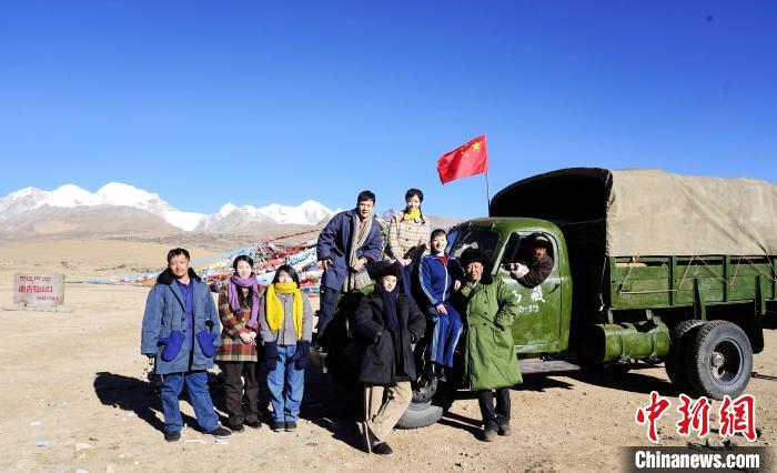 圖為電影《雪域青春》主創(chuàng)團(tuán)隊(duì)在西藏唐古拉山拍攝點(diǎn)?！z制組供圖 攝