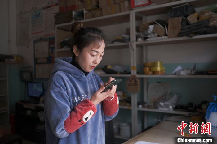 正在快遞站點內(nèi)忙碌的楊莉春。　何蓬磊 攝