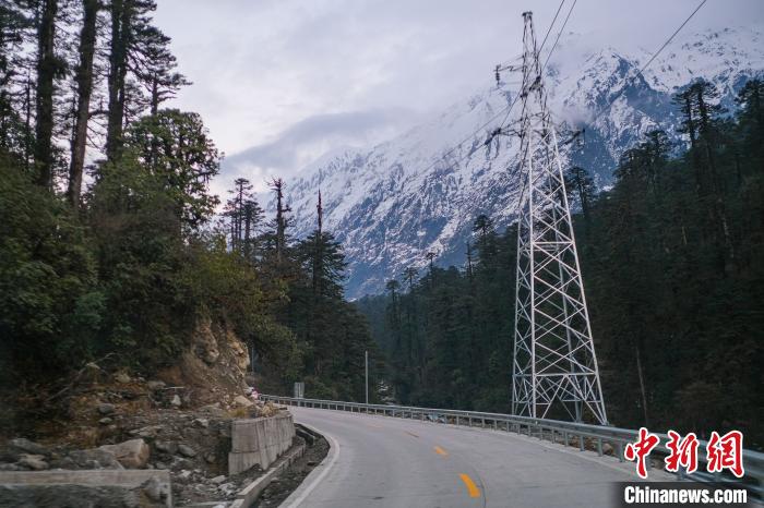 目前唯一進出墨脫的公路波墨公路?！『闻罾?攝
