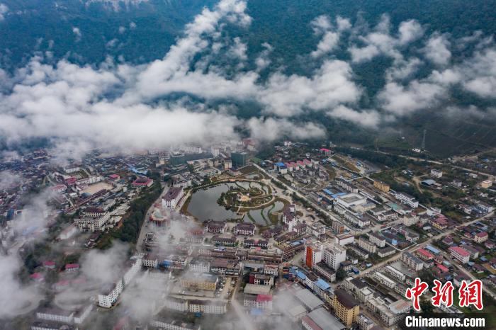 圖為墨脫縣城?！『闻罾?攝