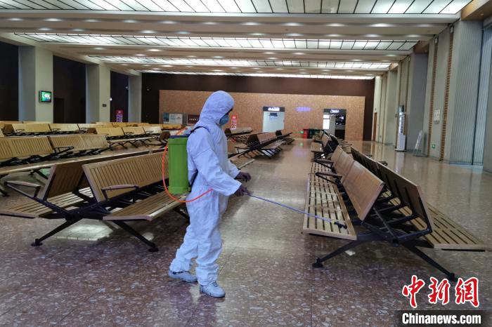 圖為拉薩車站工作人員在候車室進(jìn)行消毒?！±詈Ｐ?攝