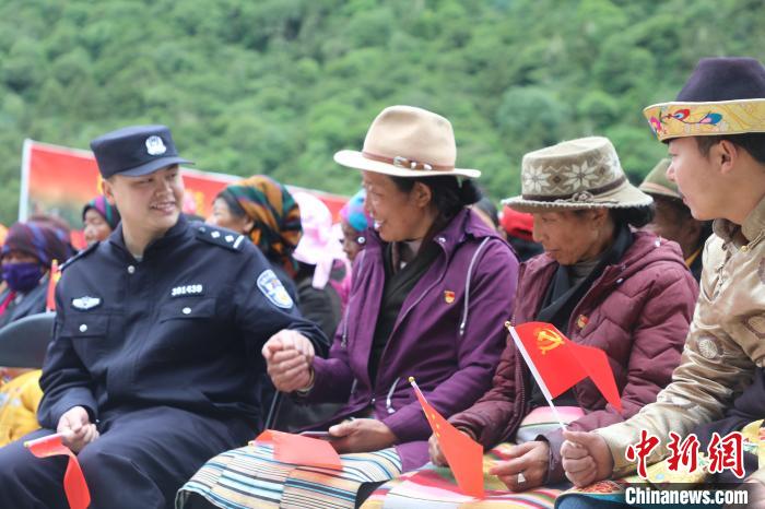 圖為李陽副所長(前排左一)與卓嘎、央宗姐妹共同參加愛國主義教育活動(dòng)?！〉录?攝