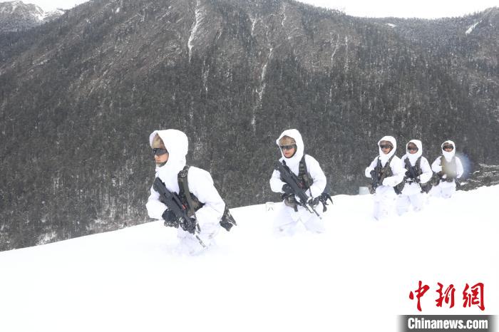 圖為徒步前進?！〗有?攝