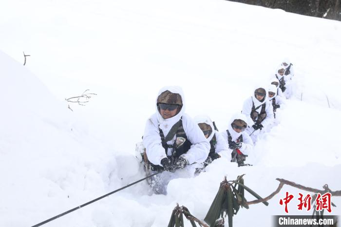 圖為依靠纜繩攀爬?！铎o 攝