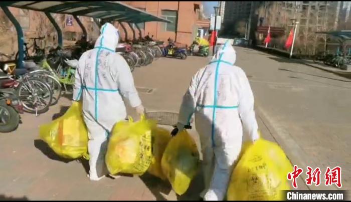 收集垃圾?！¤F西區(qū)委宣傳部 攝