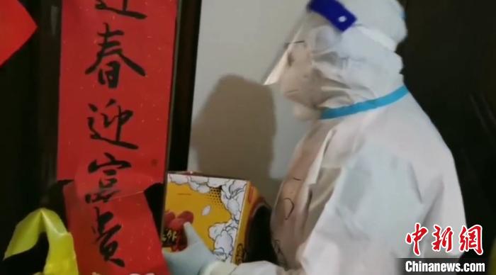 為封閉在家居民送快遞?！¤F西區(qū)委宣傳部 攝