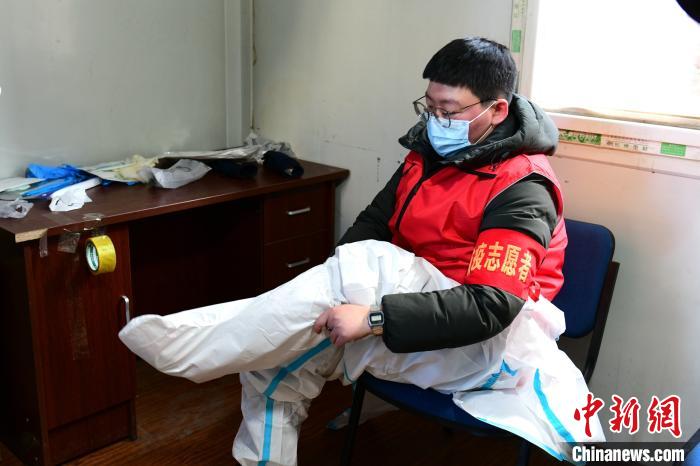 穿防護服?！¤F西區(qū)委宣傳部 攝