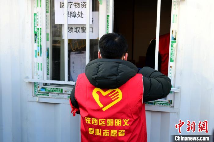 領防護用品?！¤F西區(qū)委宣傳部 攝