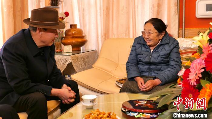 西藏自治區(qū)黨委統(tǒng)戰(zhàn)部部長(zhǎng)旦科一行慰問(wèn)黨外人士、愛(ài)國(guó)宗教人士及歸國(guó)藏胞