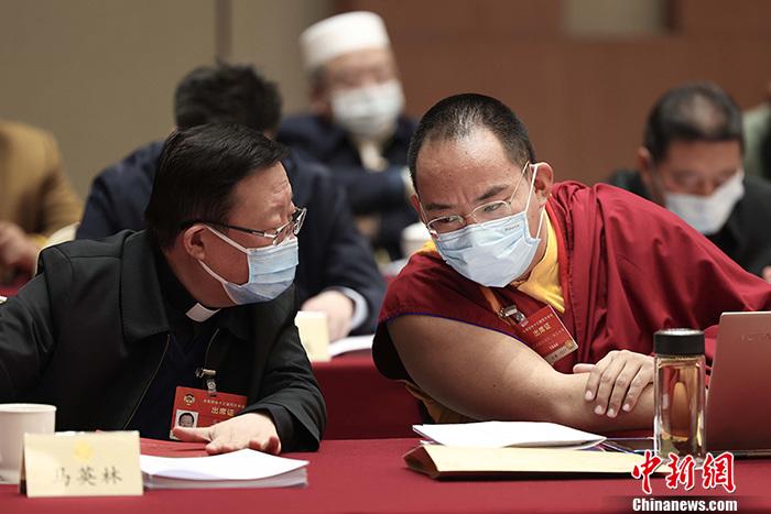 3月9日上午，全國政協(xié)十三屆四次會議舉行小組會議，討論“兩高”工作報告，審議各項決議和報告草案。圖為北京友誼賓館宗教界別委員小組會議現(xiàn)場，全國政協(xié)常委、中國佛教協(xié)會副會長、中國佛教協(xié)會西藏分會會長班禪額爾德尼·確吉杰布(右)與全國政協(xié)常委、中國天主教主教團(tuán)主席馬英林(左)交流。<a target='_blank' ><p  align=