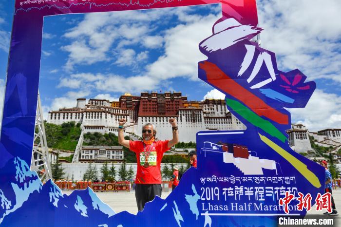 資料圖為2019年8月18日，拉薩舉行半程馬拉松賽?！〗w波 攝