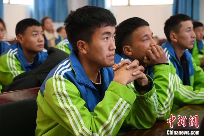 圖為學(xué)生在聆聽授課。