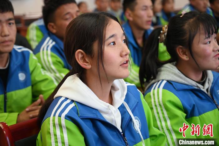 圖為學(xué)生在聆聽授課。