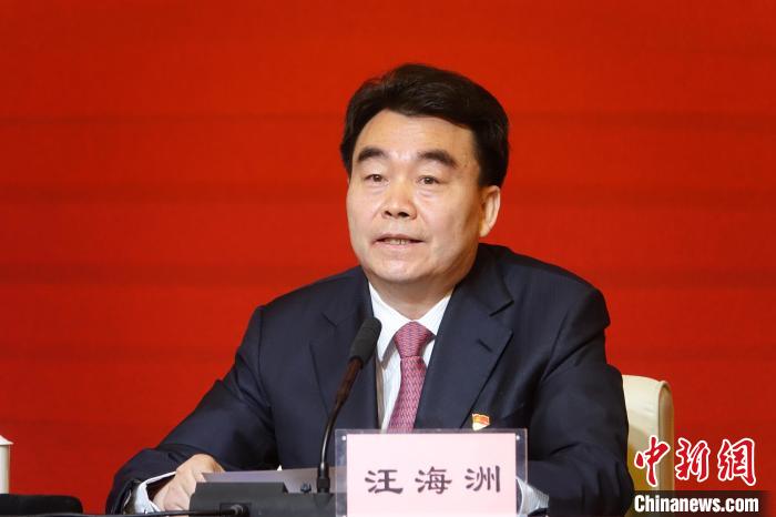 汪海洲在發(fā)布會(huì)上介紹西藏自治區(qū)黨史學(xué)習(xí)教育開(kāi)展情況?！∪轿木?攝