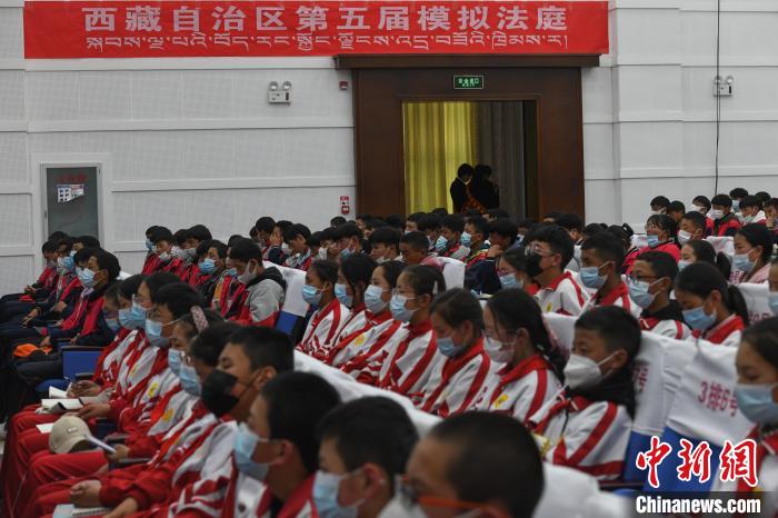 圖為西藏自治區(qū)第五屆模擬法庭現(xiàn)場?！∝暩聛硭?攝