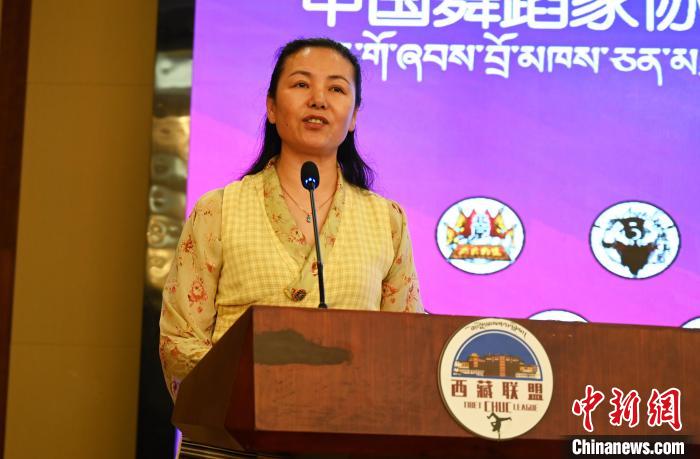 圖為西藏自治區(qū)舞蹈家協(xié)會主席達娃拉姆致辭?！≮w朗 攝