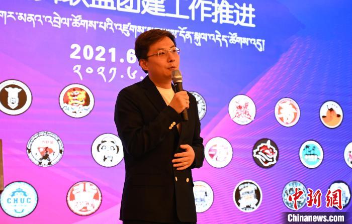 圖為中國舞蹈家協(xié)會街舞委員會常務(wù)副主任、秘書長夏銳致辭?！≮w朗 攝