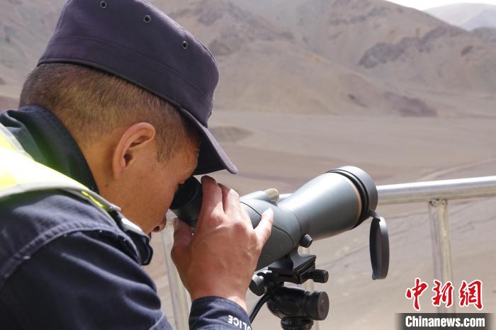 索朗曲扎用望遠(yuǎn)鏡查看邊境情況?！∪轿木?攝