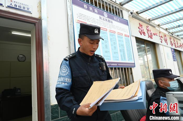 圖為洛桑朗嘎向記者展示卷宗?！≮w朗 攝