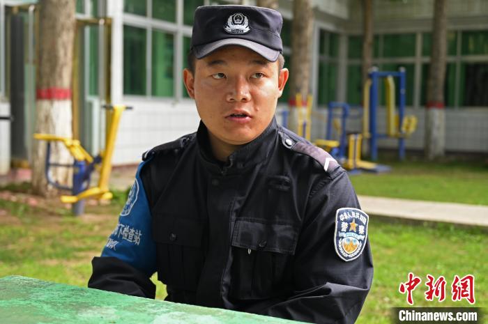 圖為邊煒接受記者采訪?！≮w朗 攝