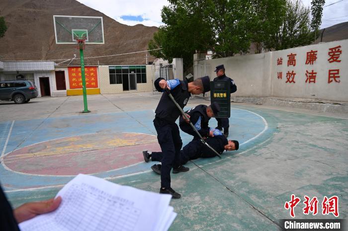 圖為移民管理警察進(jìn)行警務(wù)技能考核?！≮w朗 攝