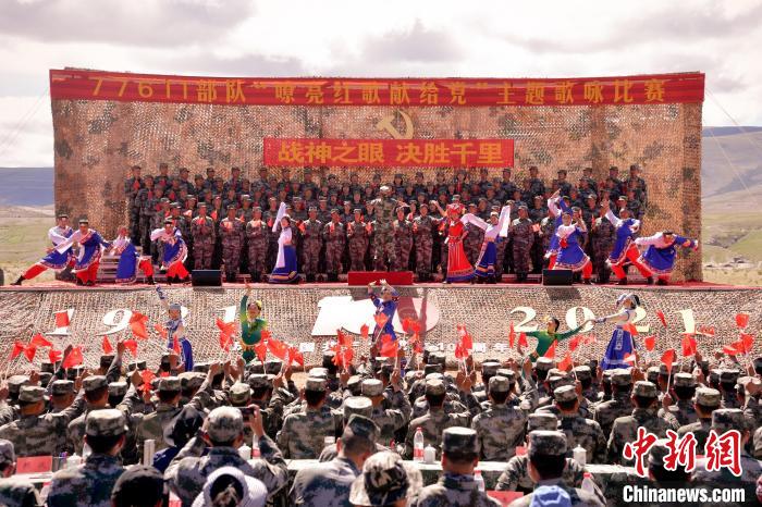 圖為主題歌詠比賽活動現(xiàn)場?！●R成鎖 　攝