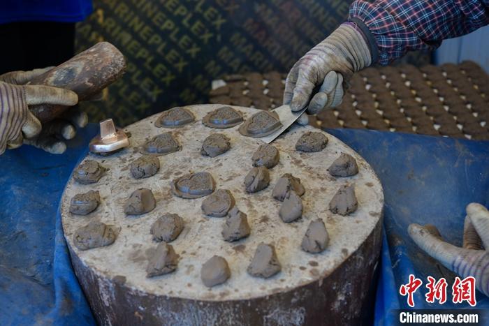 6月14日，拉薩的手工藝人制作“擦擦”。 <a target='_blank' ><p  align=