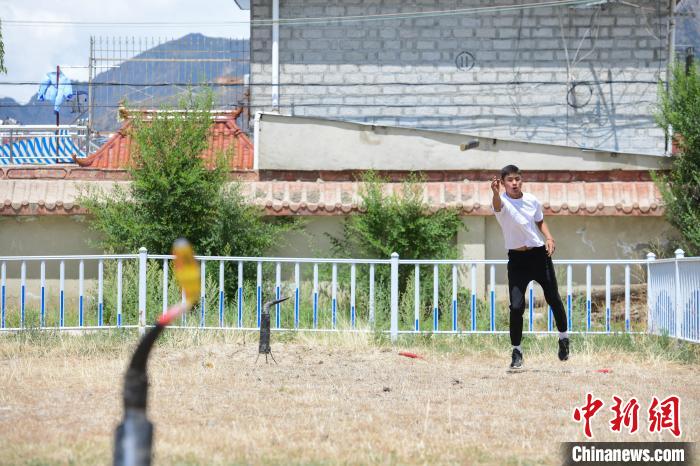 圖為西藏自治區(qū)拉薩市賽馬場內(nèi)市民在體驗“打牛角”項目。　貢嘎來松 攝