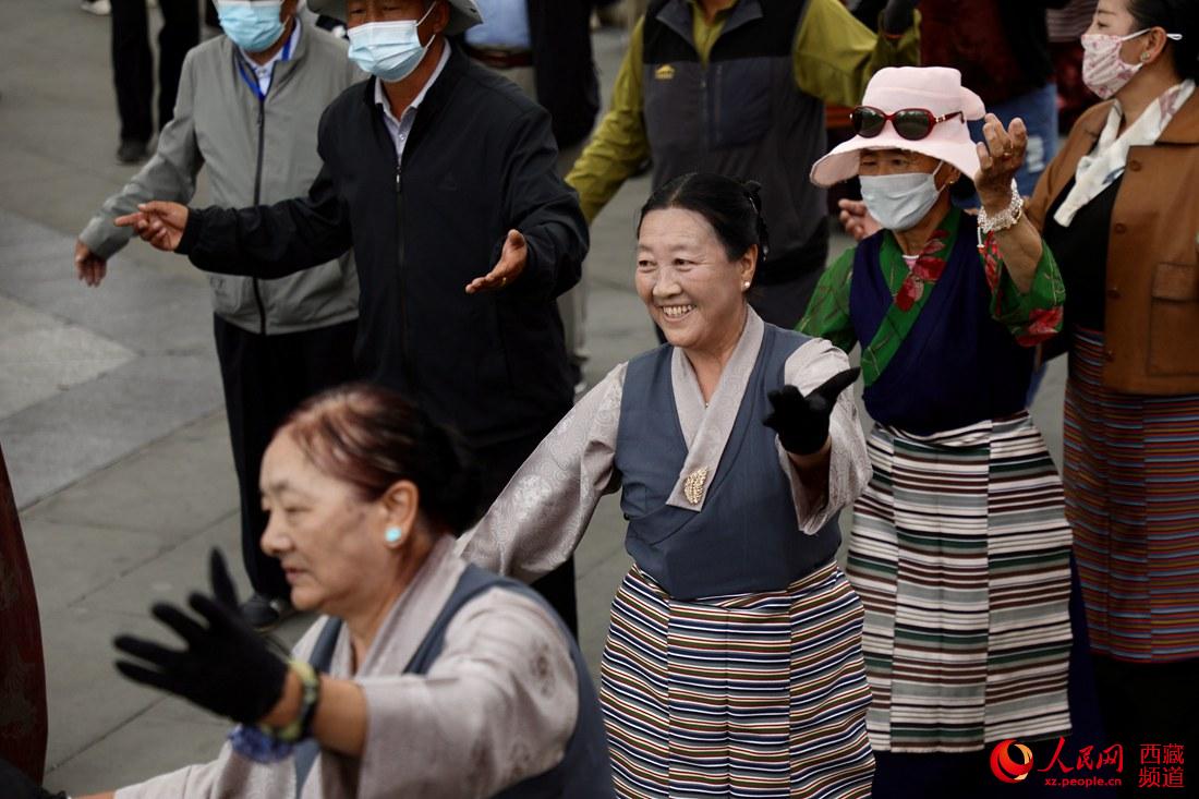 拉薩市民在宗角祿康公園跳鍋莊舞。人民網(wǎng) 次仁羅布攝