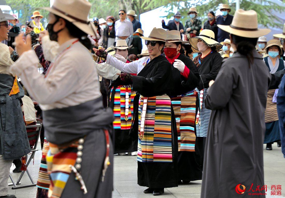 拉薩市民在宗角祿康公園跳鍋莊舞。人民網(wǎng) 次仁羅布攝
