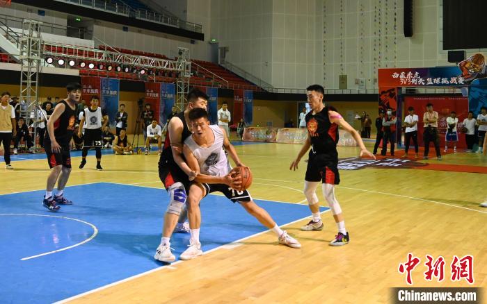 圖為西藏美康隊(duì)(白色球衣)對決雪域兄弟隊(duì)。　趙朗 攝