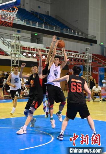 圖為西藏美康隊(白色球衣)對決雪域兄弟隊。　趙朗 攝