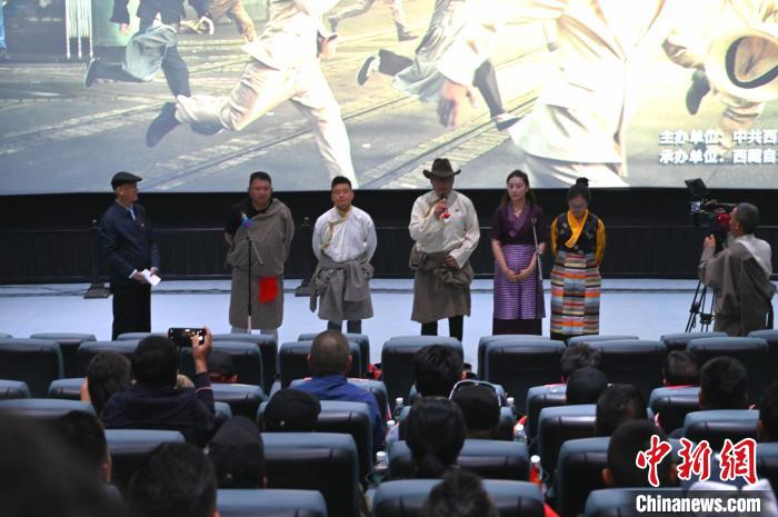 圖為主創(chuàng)人員分享譯制過程?！≮w朗 攝