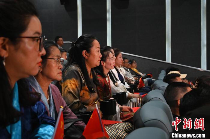 圖為觀眾觀看影片?！≮w朗 攝