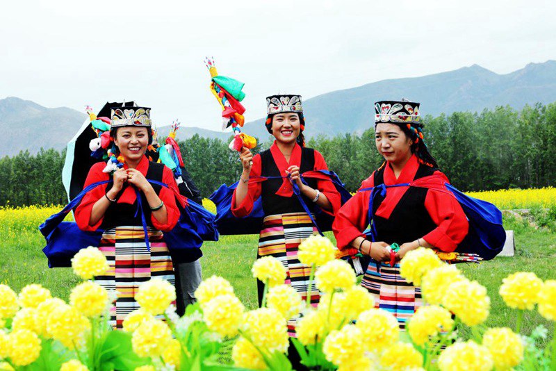 笑靨如花的群眾。洛?？酥閿z