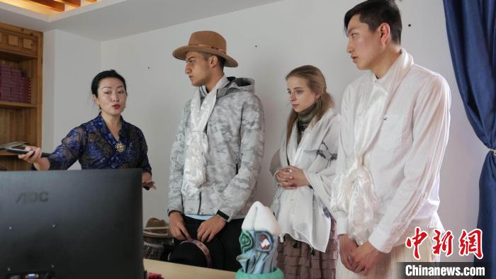 圖為圖為主播白瑪旺姆為留學生介紹直播流程。　謝牧 攝